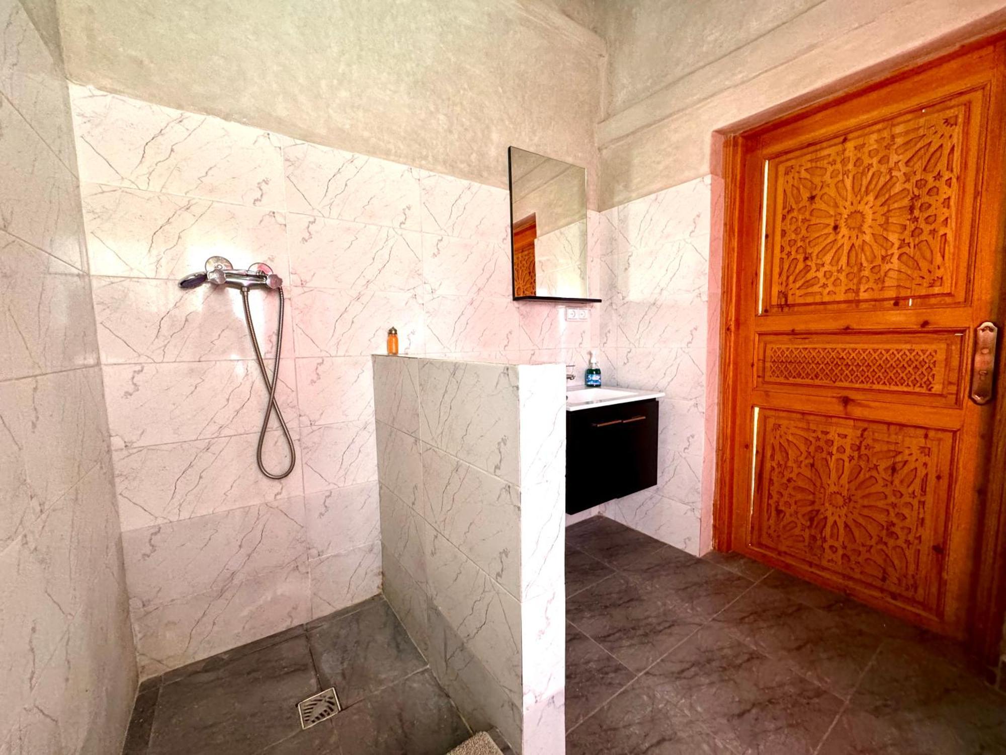 Jenny Lynn Hotel Tazrou Exterior photo